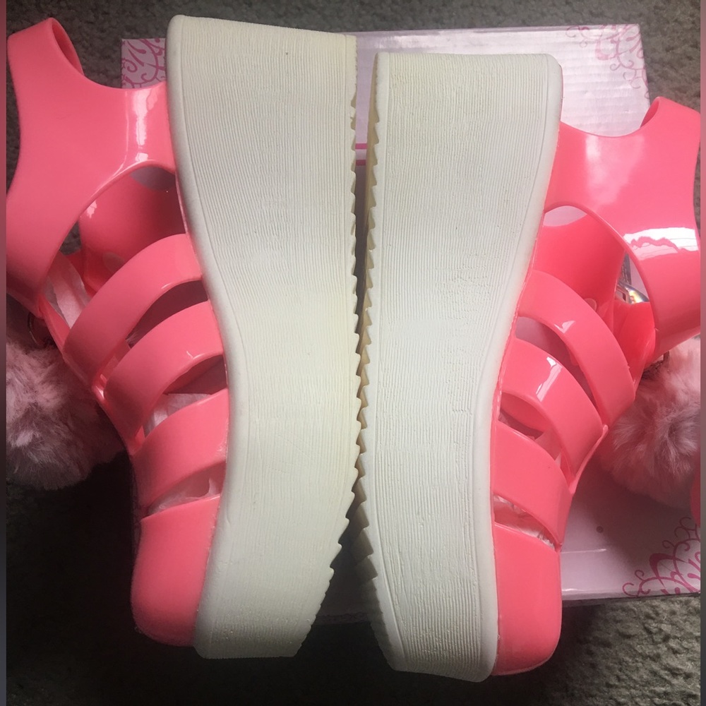 Adorable hot pink flat form jelly sandals w/unicorn Pom Poms - Picture 6 of 14